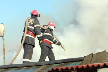 A ars acoperişul unei case din Biruinţa: incendiu provocat de un coş de fum neprotejat
